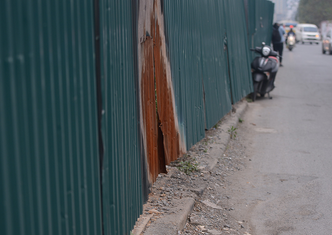 Hàng rào công trường xuống cấp, thường trực gây nguy hiểm cho người tham gia giao thông.