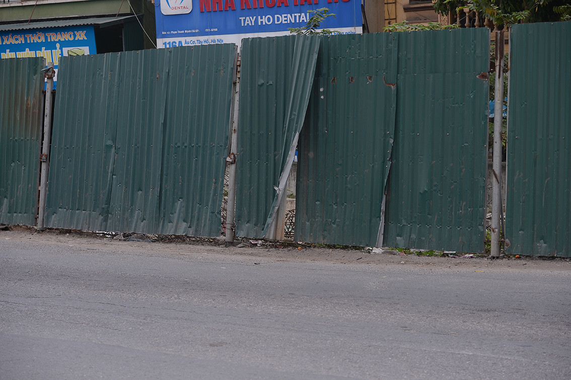 Những mảng tôn chìa ra bên ngoài đường không khác gì những lưỡi dao sắc bén.