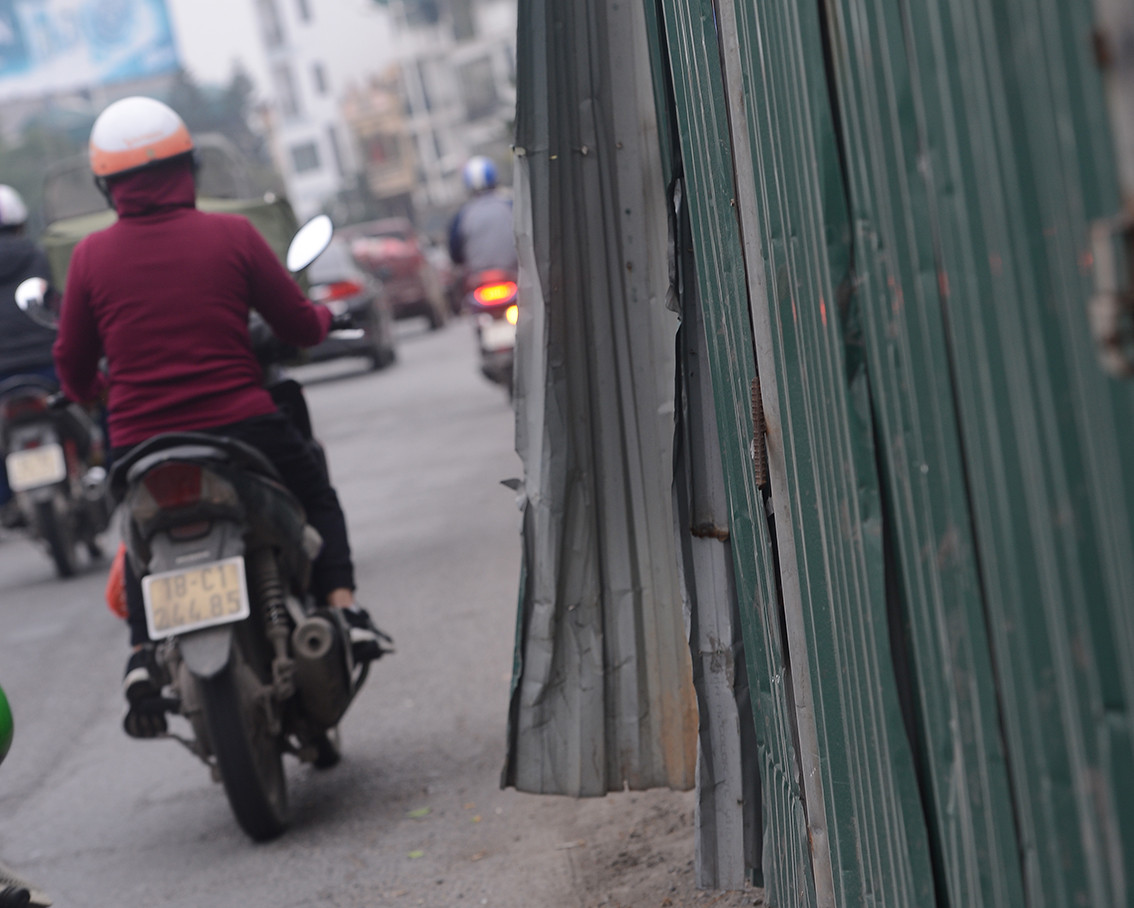 Những tấm tôn chìa ra đường rất gây nguy hiểm cho người tham gia giao thông. Nếu không chú bị va phải thì hậu quả rất khôn lường.