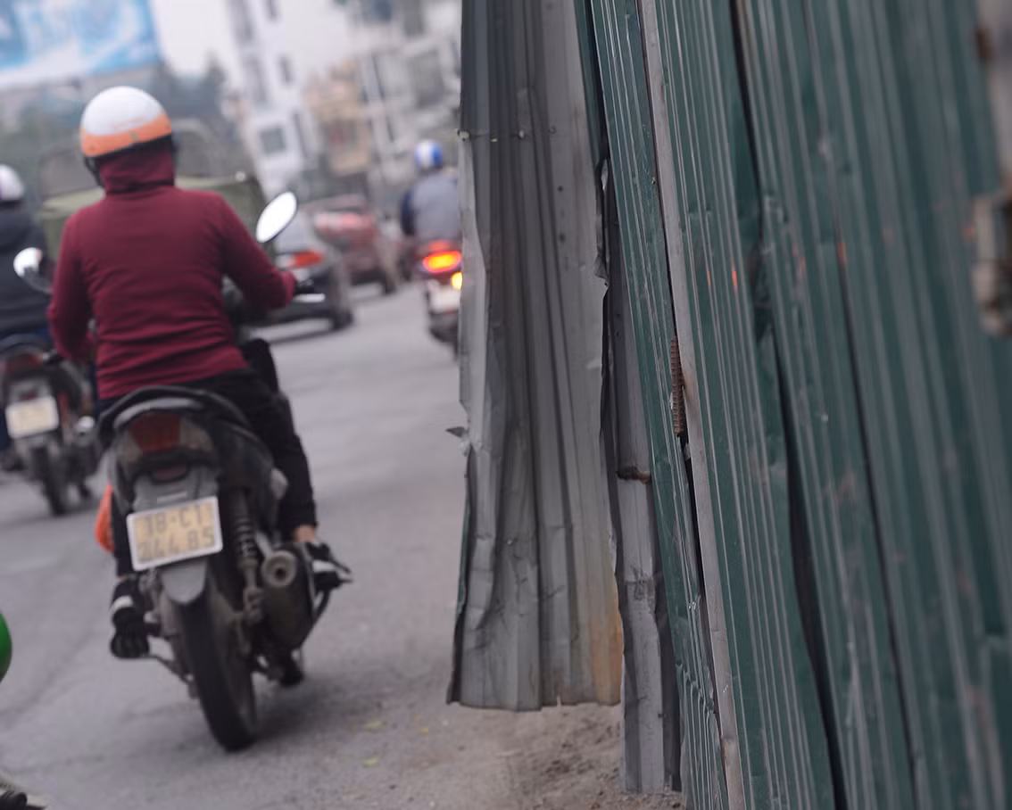 Những tấm tôn chìa ra đường rất gây nguy hiểm cho người tham gia giao thông. Nếu không chú bị va phải thì hậu quả rất khôn lường.