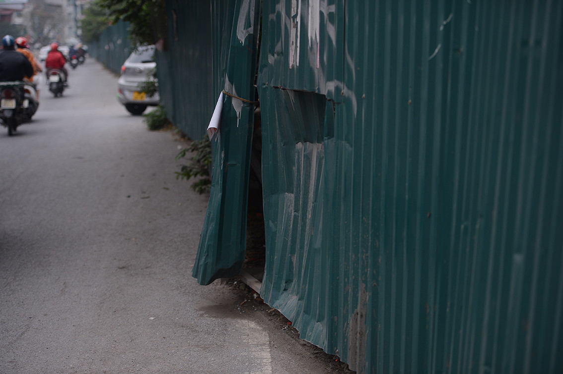 Theo ghi nhận của PV báo Tri thức và Cuộc sống, dọc tuyến đường Âu Cơ từ nhiều năm nay đã bị công trường bỏ hoang làm thu hẹp lòng đường.