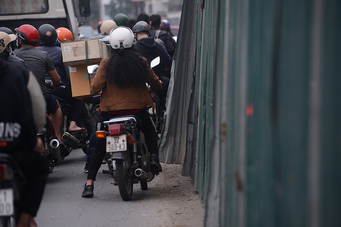 Vào giờ cao điểm tuyến đường này có lưu lượng người tham gia giao thông cao. Tuy nhiên không ai dám đi nhanh hoặc đi lại gần hàng rào tôn của công trường.