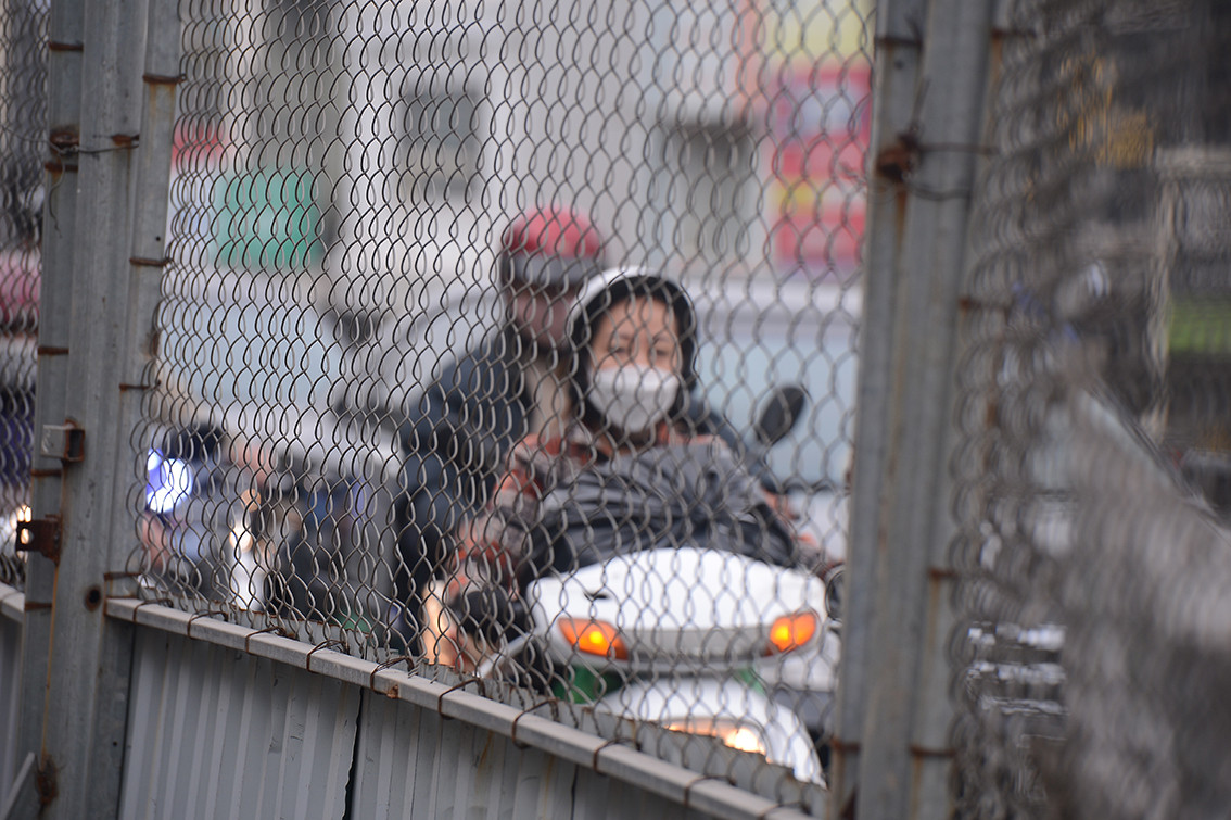 Người dân sống quanh đây cho biết, họ đang mòn mỏi chờ dự án hoàn thành để trả lại mặt bằng, không gian cho tuyến đường. Đã 2 năm nay không thấy đơn vị nào đến thu dọn hay hoàn thiện dự án.