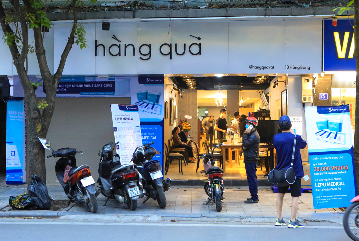 Những ngày này tại một điểm bán kit test nhanh có địa chỉ tại 13 Hàng Bông (quận Hoàn Kiếm, Hà Nội) đang bán 39.000 đồng/kit xét nghiệm COVID-19, thu hút rất nhiều người dân Thủ đô đến mua hàng. 