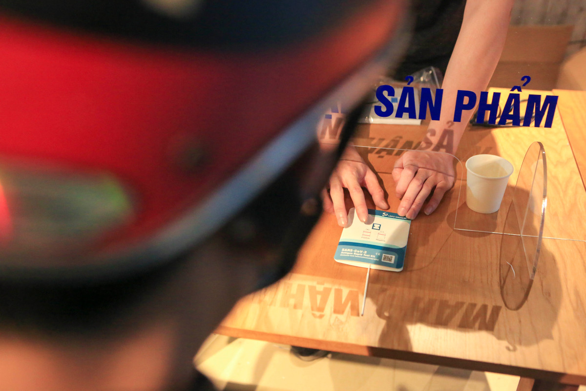 Anh Đào Trường Đông (Hai Bà Trưng, Hà Nội) anh Đông cho biết: “Trước đây, tôi thường phải mua ở các hiệu thuốc, giá ở hiệu thuốc thời điểm dịch bùng mạnh từ 85-120 nghìn/kít test nhanh. Đến bây giờ, nếu mua ở các hiệu thuốc phải trên 60 nghìn/kít test nhanh. Mua ở đây giá rẻ bằng 1 nửa giá đang bán ở các hiệu thuốc. ”