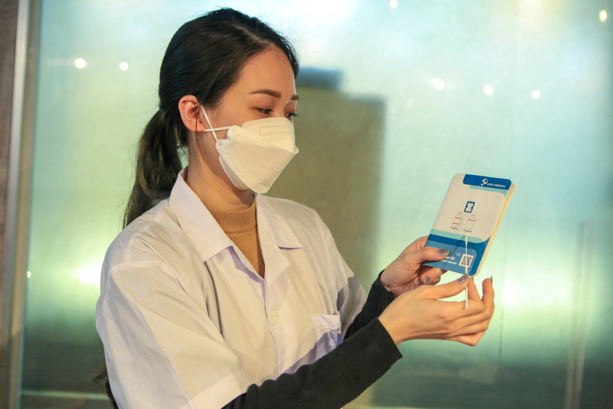 Được biết, đây là điểm bán kit test nhanh bình ổn giá đầu tiên tại Hà Nội. Thời gian mở cửa từ 8h30 - 5h30 hằng ngày, tất cả người dân đến mua không giới hạn số lượng mua. 