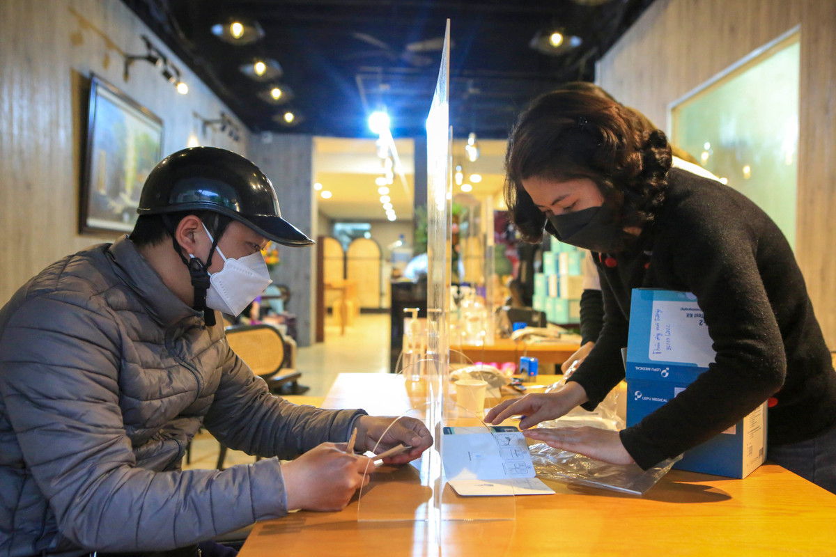 Tại đây luôn có nhân viên túc trực, để tư vấn cho người mua và hướng dẫn, cung cấp đầy đủ các thông tin chi tiết về sản phẩm, cách sử dụng. 