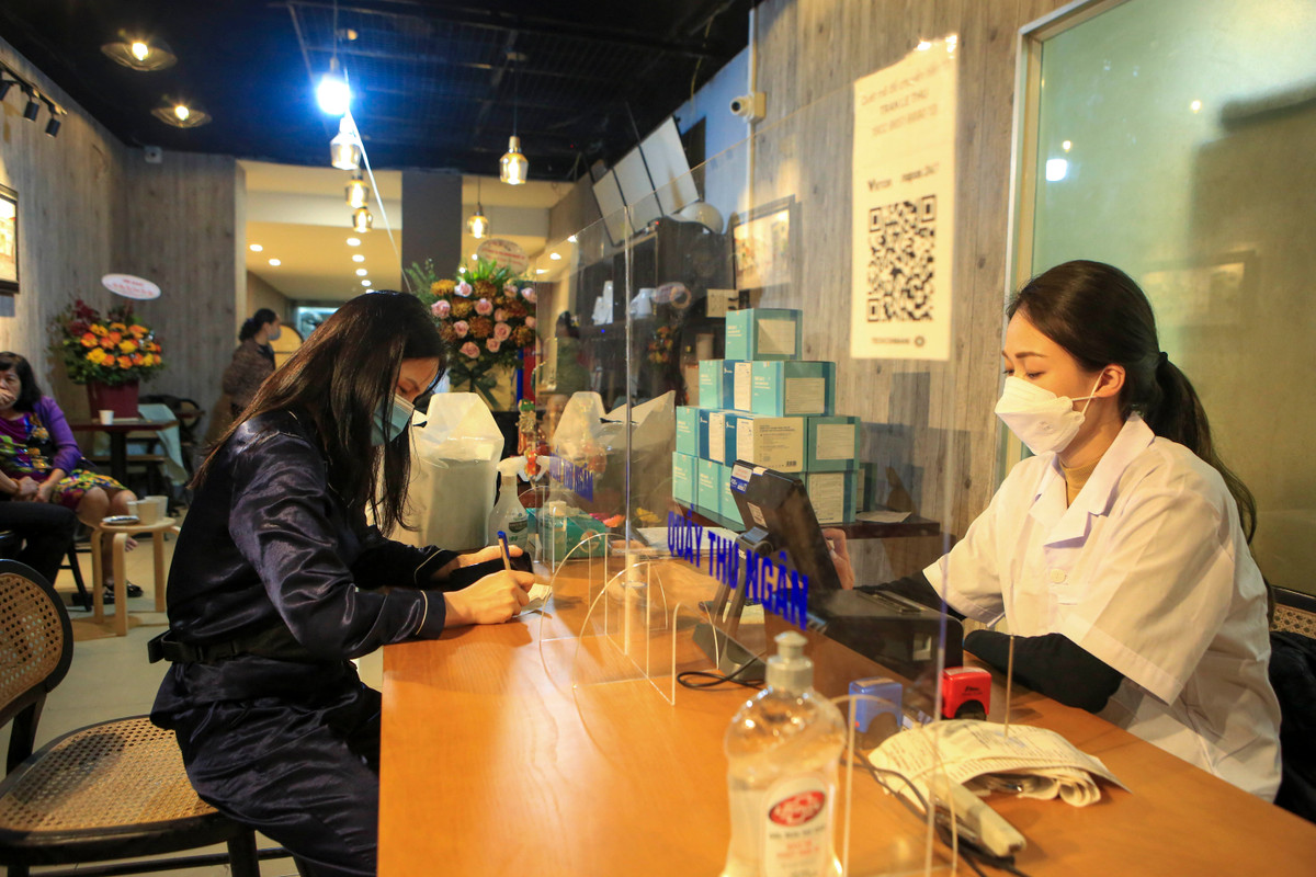 Nhân viên bán hàng ở đây cho hay, địa điểm này đang bán kit test nhanh giá 39.000 đồng/kit xét nghiệm. Hiện tại, đang có khoảng 3 triệu kit test để phục vụ người dân Thủ đô.