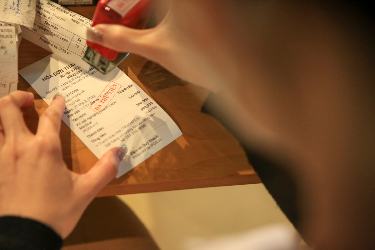 Người dân có thể sử dụng tiền mặt hoặc chuyển khoản để mua kit test nhanh và tất cả đều có hóa đơn thu tiền.