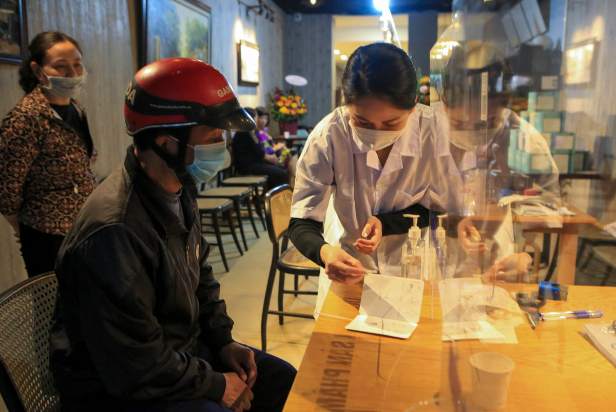 Nhân viên giới thiệu, hướng dẫn cách test nhanh cho khách hàng đến mua.