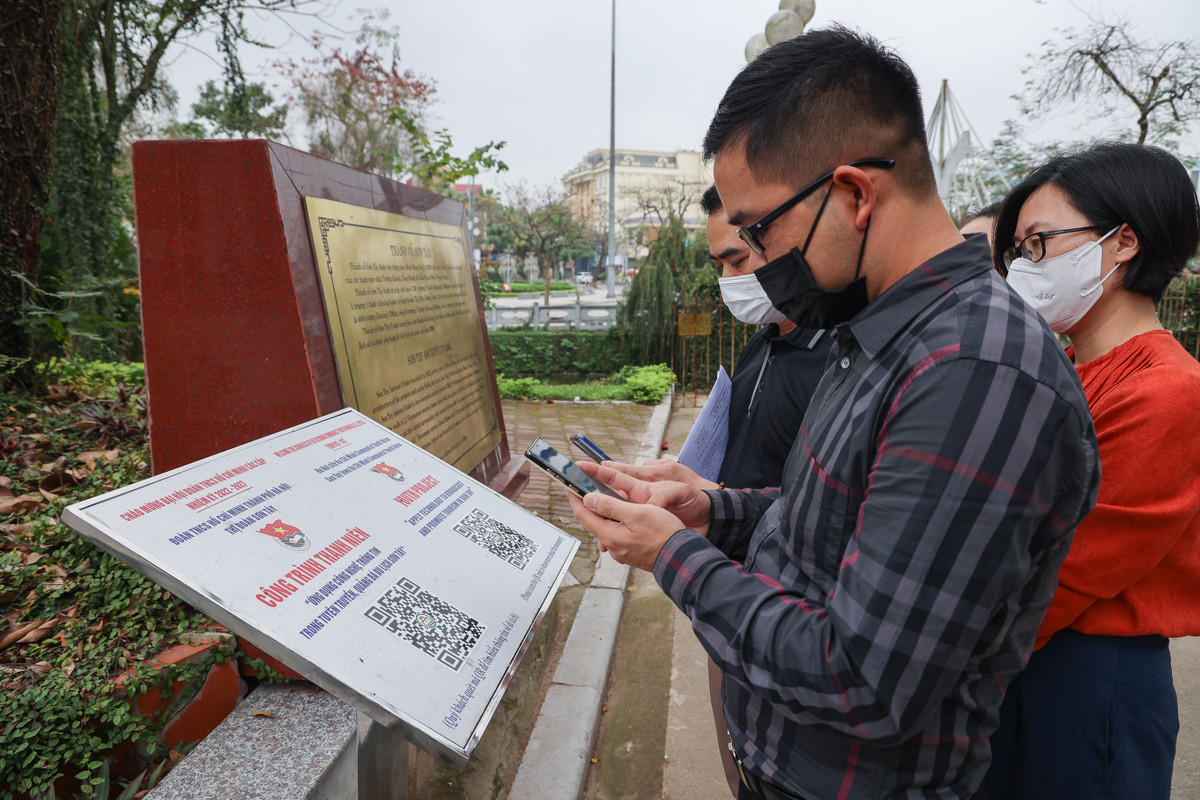 Trước tình hình dịch COVID-19 vẫn diễn biến phức tạp, việc quét mã QR là yêu cầu bắt buộc với mỗi du khách khi đến phố đi bộ Sơn Tây.