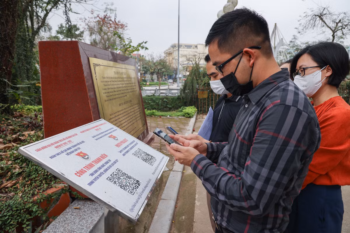 Trước tình hình dịch COVID-19 vẫn diễn biến phức tạp, việc quét mã QR là yêu cầu bắt buộc với mỗi du khách khi đến phố đi bộ Sơn Tây.