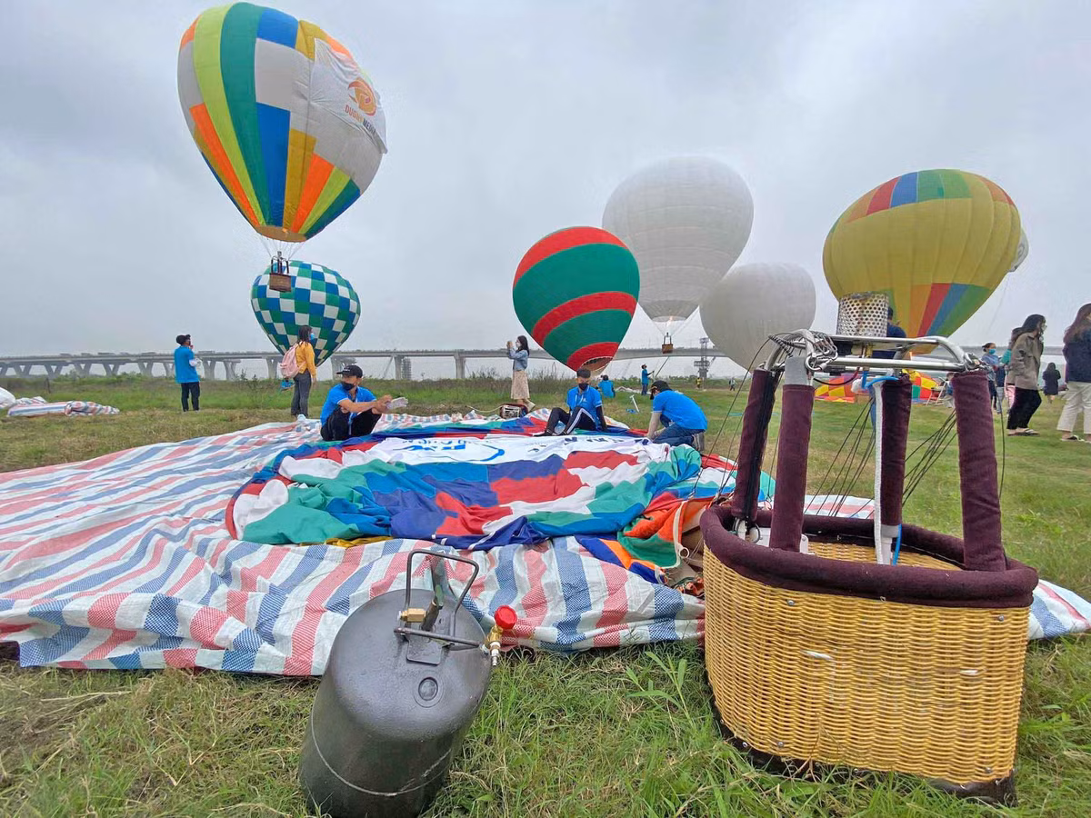 Tiếp đó sẽ là màn kết hợp giữa âm nhạc, ánh sáng và hình ảnh visual các điểm đến của Hà Nội; cùng với công chiếu phim ngắn "Hà Nội muôn màu", âm nhạc và visual art "Hà Nội nồng nàn, Hà Nội quyến rũ", visual art Yêu Hà Nội, trình diễn nhạc kịch và Performance Art “Get on Hanoi 2022”.