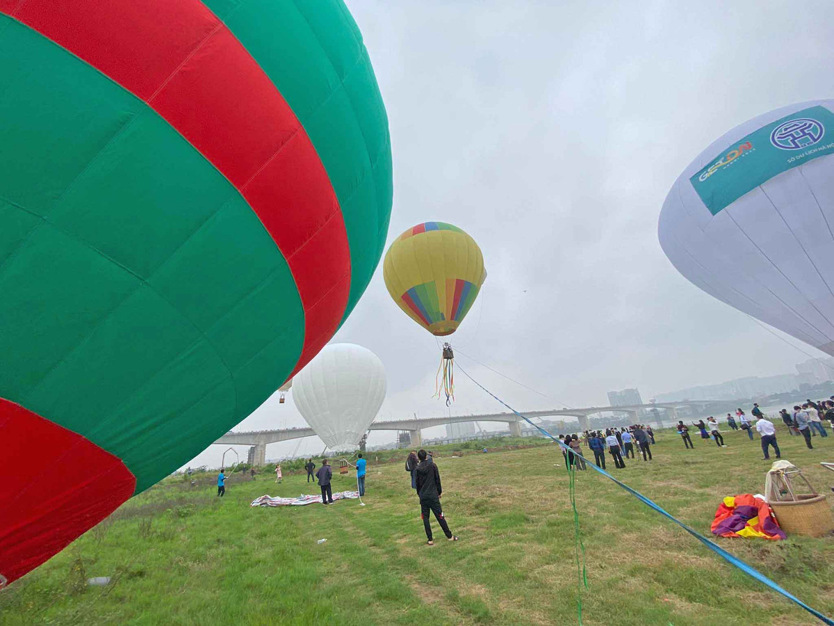 Ngoài những gia đình có trẻ nhỏ, một số nhóm bạn trẻ còn chuẩn bị sẵn cả ghế và đồ dùng picnic để "cắm trại" ngắm khinh khí cầu.
