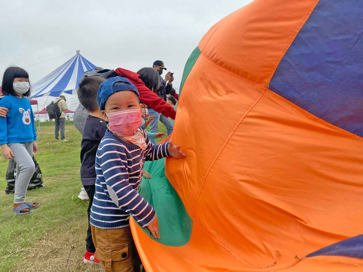 Các em nhỏ cũng rất háo hức khi lần đầu tiên được chứng kiến khinh khí cầu.