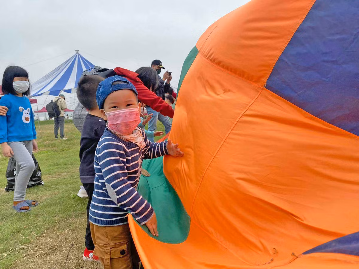 Các em nhỏ cũng rất háo hức khi lần đầu tiên được chứng kiến khinh khí cầu.