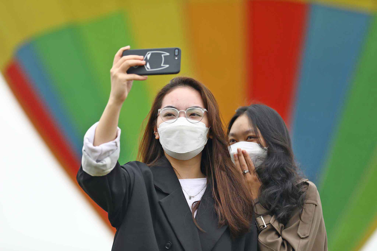 Giới trẻ thích thú check in cùng khinh khí cầu đầy màu sắc.