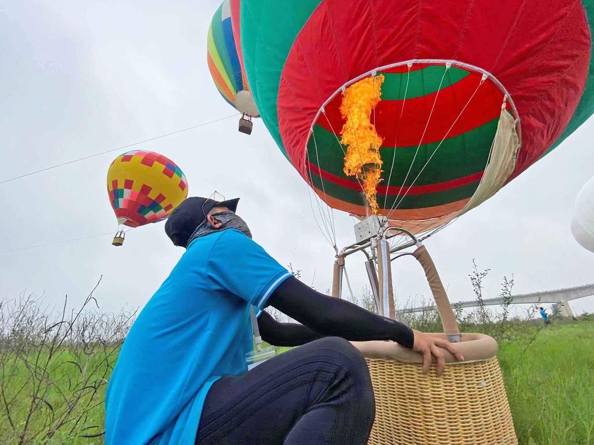 Lần đầu tiên xuất hiện hàng chục khinh khí cầu rực rỡ trên bầu trời Hà Nội. 22 khinh khí cầu các loại tượng trưng cho năm 2022, gồm 4 khinh khí cầu cấp 7 cao 22m, 18 khinh khí cầu cấp 1 cao 10m… bay lơ lửng trên bầu trời, tỏa sắc rực rỡ bên sông Hồng sẽ tạo khung cảnh vô cùng đẹp mắt.