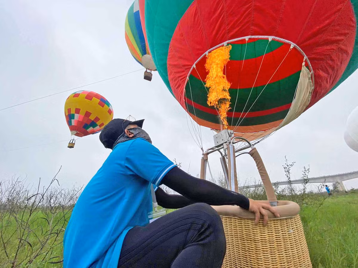 Lần đầu tiên xuất hiện hàng chục khinh khí cầu rực rỡ trên bầu trời Hà Nội. 22 khinh khí cầu các loại tượng trưng cho năm 2022, gồm 4 khinh khí cầu cấp 7 cao 22m, 18 khinh khí cầu cấp 1 cao 10m… bay lơ lửng trên bầu trời, tỏa sắc rực rỡ bên sông Hồng sẽ tạo khung cảnh vô cùng đẹp mắt.