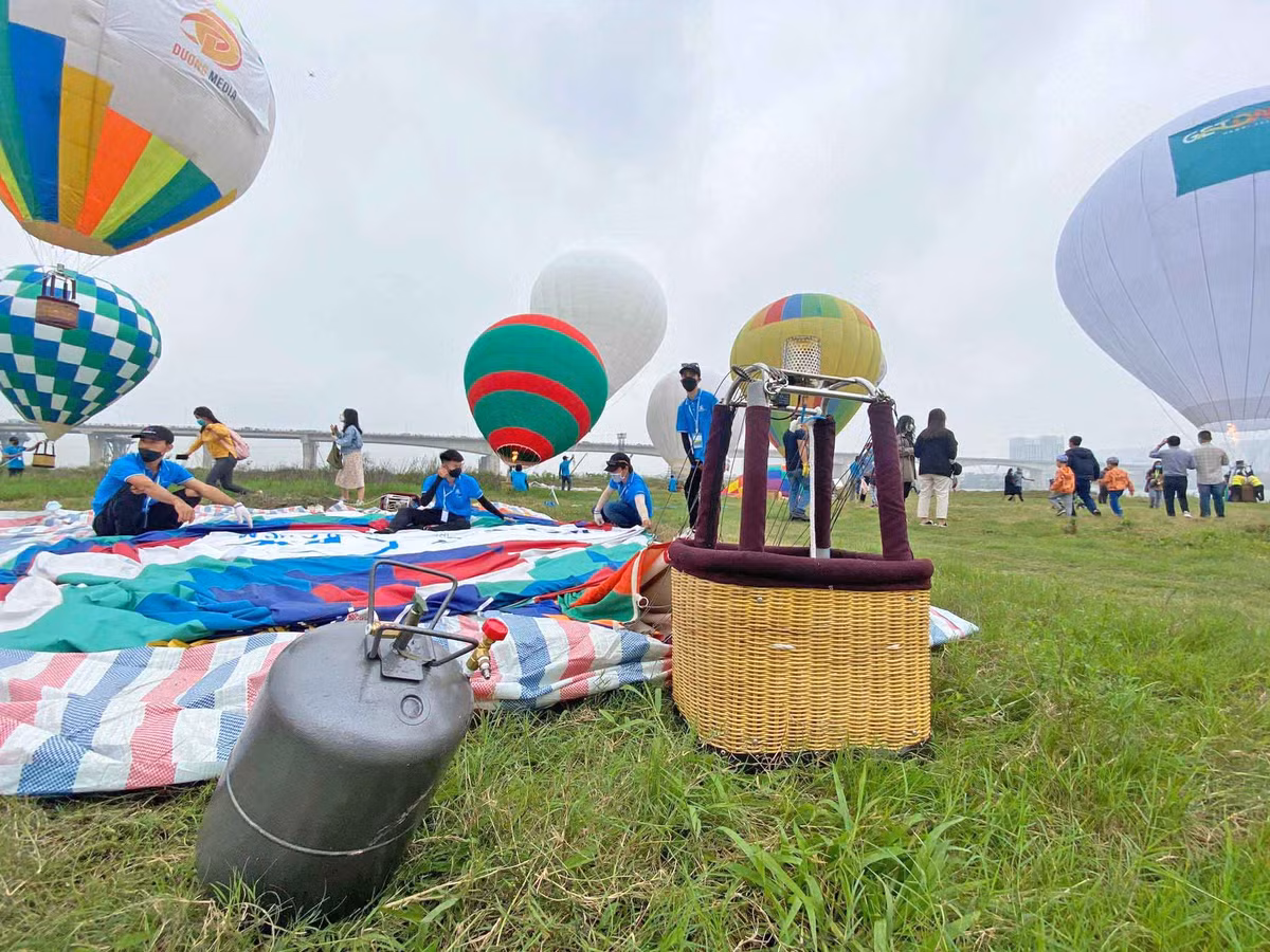 Hang chuc khinh khi cau ruc ro lan dau xuat hien o Ha Noi-Hinh-2