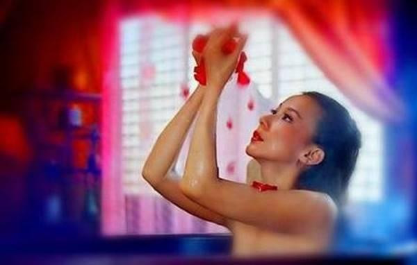 Nói về cảnh tắm không mỹ nhân nào có thể bạo hơn "đệ nhất mỹ nhân xứ Đài" Tiêu Tường trong "Hiệp Cốt Đan Tâm".