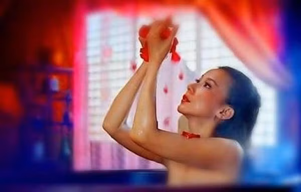 Nói về cảnh tắm không mỹ nhân nào có thể bạo hơn "đệ nhất mỹ nhân xứ Đài" Tiêu Tường trong "Hiệp Cốt Đan Tâm".