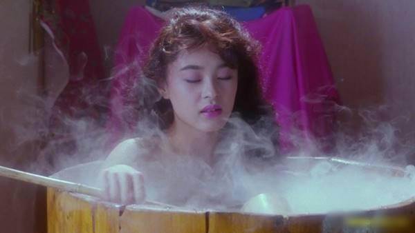 Đây là cảnh quay trong phim "Khát Khao Thầm Kín" mà Rena Murakami sang Hong Kong thực hiện. Nữ chính của phim là cô đào Diệp Ngọc Khanh.