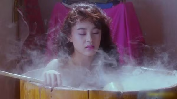 Đây là cảnh quay trong phim "Khát Khao Thầm Kín" mà Rena Murakami sang Hong Kong thực hiện. Nữ chính của phim là cô đào Diệp Ngọc Khanh.