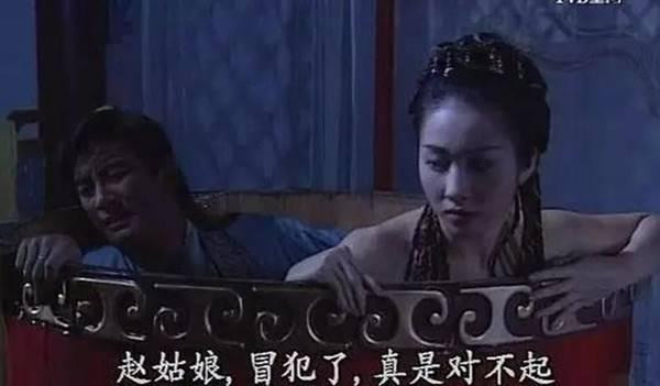 Trương Vô Kỵ (Ngô Khải Hoa) và Triệu Mẫn (Lê Tư) trong "Ỷ Thiên Đồ Long Ký" phiên bản 2001.