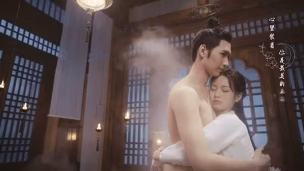 Bộ phim "Hoa Hảo Nguyệt Hựu Viên" chuyển thể từ bộ phim "Lên Nhầm Kiệu Hoa Được Chồng Như Ý" (2001) nhưng không gây được chú ý. Ngoài bối cảnh được dàn dựng tỉ mỉ, kịch bản và diễn xuất của dàn diễn viên chính bị nhiều khán giả chê bai. Bên cạnh đó, một số cảnh "hơi nóng" trong phim được cư dân mạng chú ý.