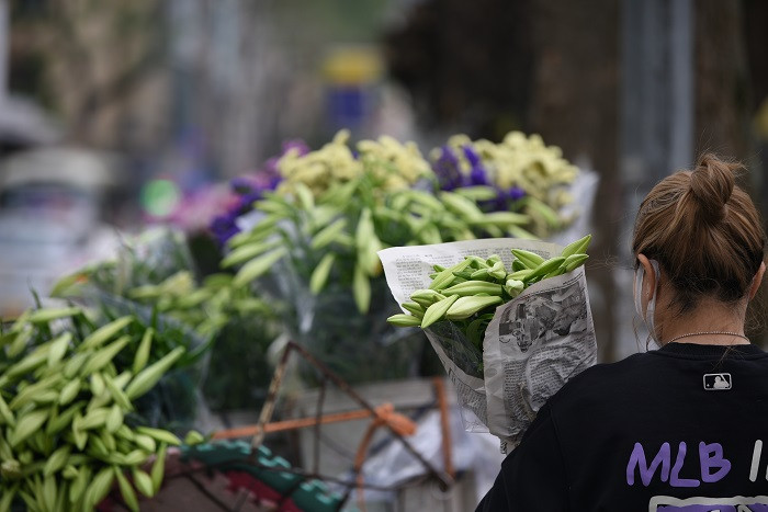 Khó có thể kìm lòng trước vẻ đẹp tinh khôi, mùi hương dịu nhẹ của loa kèn, nhiều người dân tranh thủ mua loa kèn về chơi.