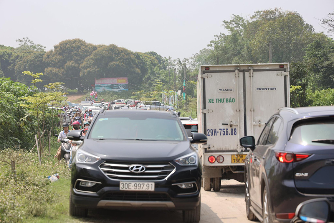 Để vào được bãi Sông Hồng, nhiều ô tô đã phải mất 3-4 tiếng đồng hồ mới vào đến nơi.