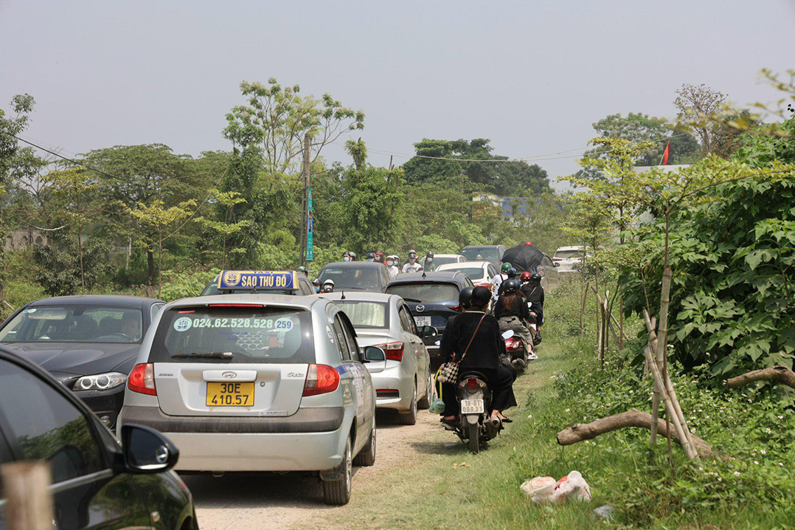 Ùn tắc kéo dài cùng với thời tiết nắng nóng, khói bụi càng khiến người dân mất bình tĩnh, nhiều xung đột giao thông đã xảy ra khi các phương tiện cố tìm cách thoát khỏi đám đông.