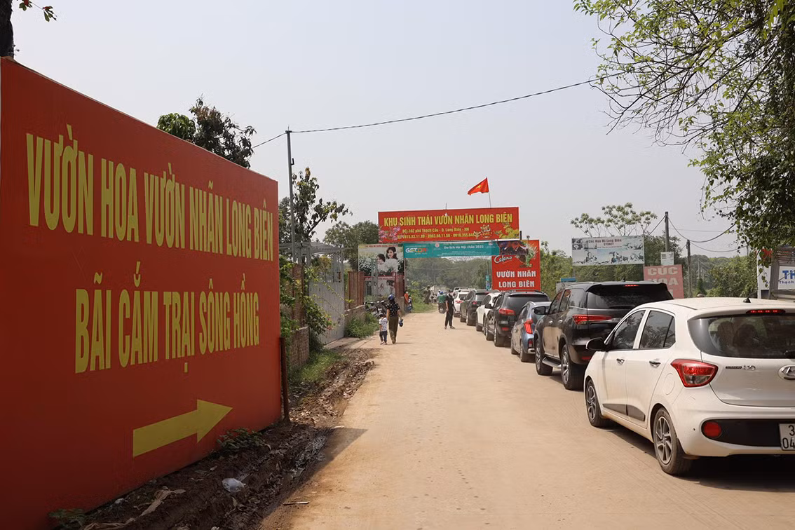 Không ít phương tiện do nhìn hàng xe kéo dài đã phải bỏ cuộc, quay đầu trở ra.