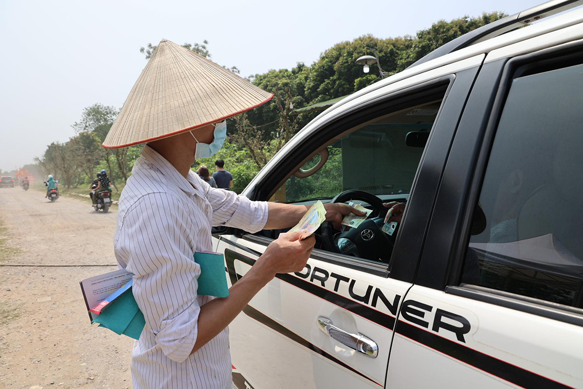 Các bãi trông giữ xe tự phát thu bộn tiền vé.