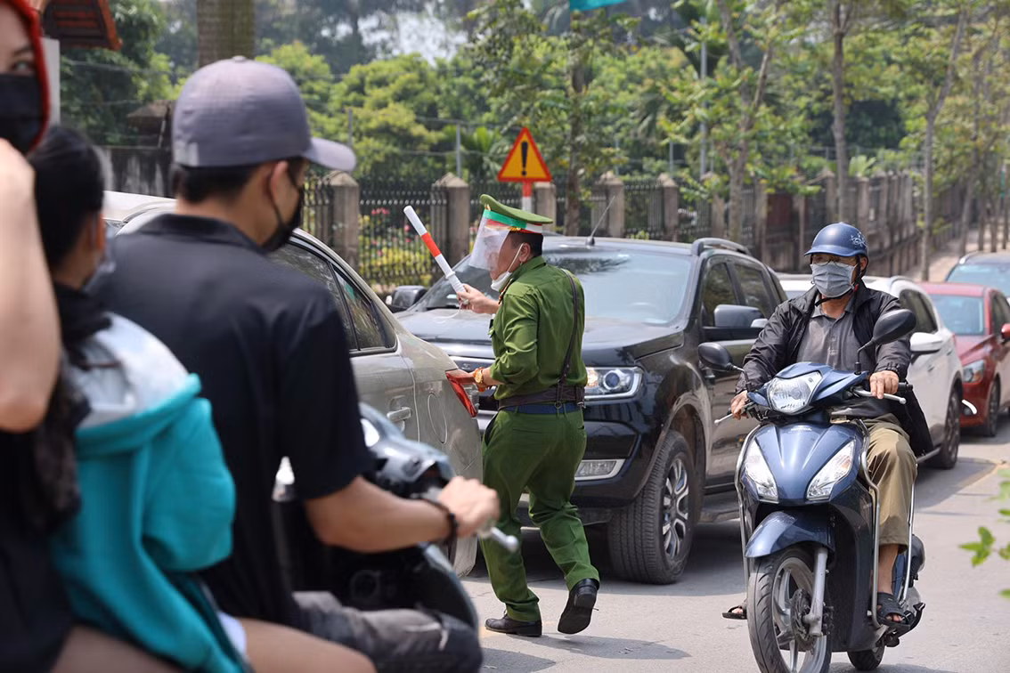 Lực lượng chức năng đã phải bố trí 3-4 chốt để hướng dẫn các phương tiện di chuyển.