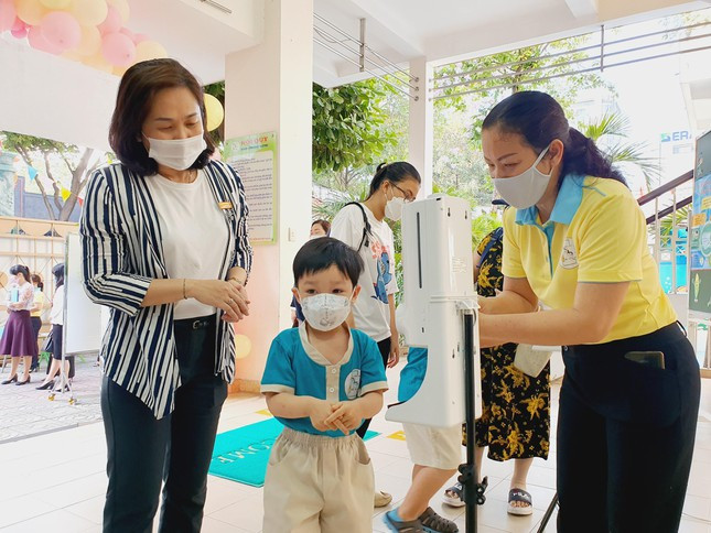  Công bố những đối tượng được miễn, giảm học phí: Sở Giáo dục và đào tạo TP HCM có văn bản khẩn gửi UBND TP Thủ Đức và 21 quận, huyện, hiệu trưởng các trường THPT về việc năm học 2021-2022, có 2 đối tượng không phải đóng học phí gồm học sinh trường tiểu học công lập và người theo học các ngành chuyên môn đặc thù đáp ứng yêu cầu phát triển kinh tế - xã hội, quốc phòng, an ninh theo quy định của Luật Giáo dục đại học.