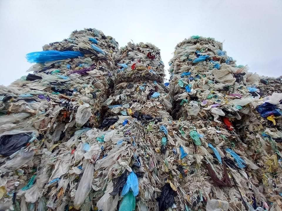  Hải Dương yêu cầu trong 2 tháng, Khu đô thị sinh thái ven sông Thái Bình phải di chuyển dứt điểm 5.000 tấn rác ra khỏi địa bàn: Phó Chủ tịch thường trực UBND tỉnh Hải Dương Lưu Văn Bản cho biết, Tỉnh đã bác bỏ tất cả các đề xuất “kêu khó” của chủ đầu tư Khu đô thị (KĐT) sinh thái nam sông Thái Bình trong việc di dời 5.000 tấn rác dạng phế thải nhựa nilon.