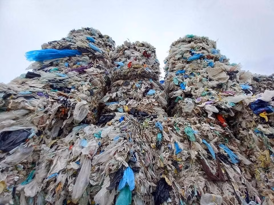  Hải Dương yêu cầu trong 2 tháng, Khu đô thị sinh thái ven sông Thái Bình phải di chuyển dứt điểm 5.000 tấn rác ra khỏi địa bàn: Phó Chủ tịch thường trực UBND tỉnh Hải Dương Lưu Văn Bản cho biết, Tỉnh đã bác bỏ tất cả các đề xuất “kêu khó” của chủ đầu tư Khu đô thị (KĐT) sinh thái nam sông Thái Bình trong việc di dời 5.000 tấn rác dạng phế thải nhựa nilon.