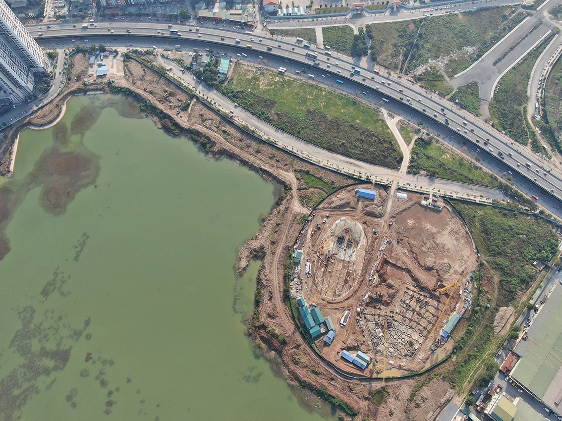 Cung Thiếu nhi cũng nằm ngay cạnh hồ điều hoà CV1 nên môi trường cũng rất phù hợp cho các hoạt động giải trí ngoài trời.