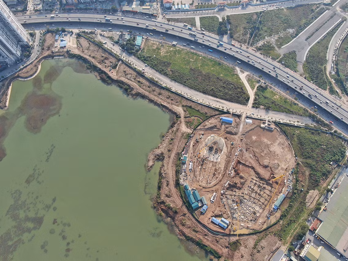 Cung Thiếu nhi cũng nằm ngay cạnh hồ điều hoà CV1 nên môi trường cũng rất phù hợp cho các hoạt động giải trí ngoài trời.