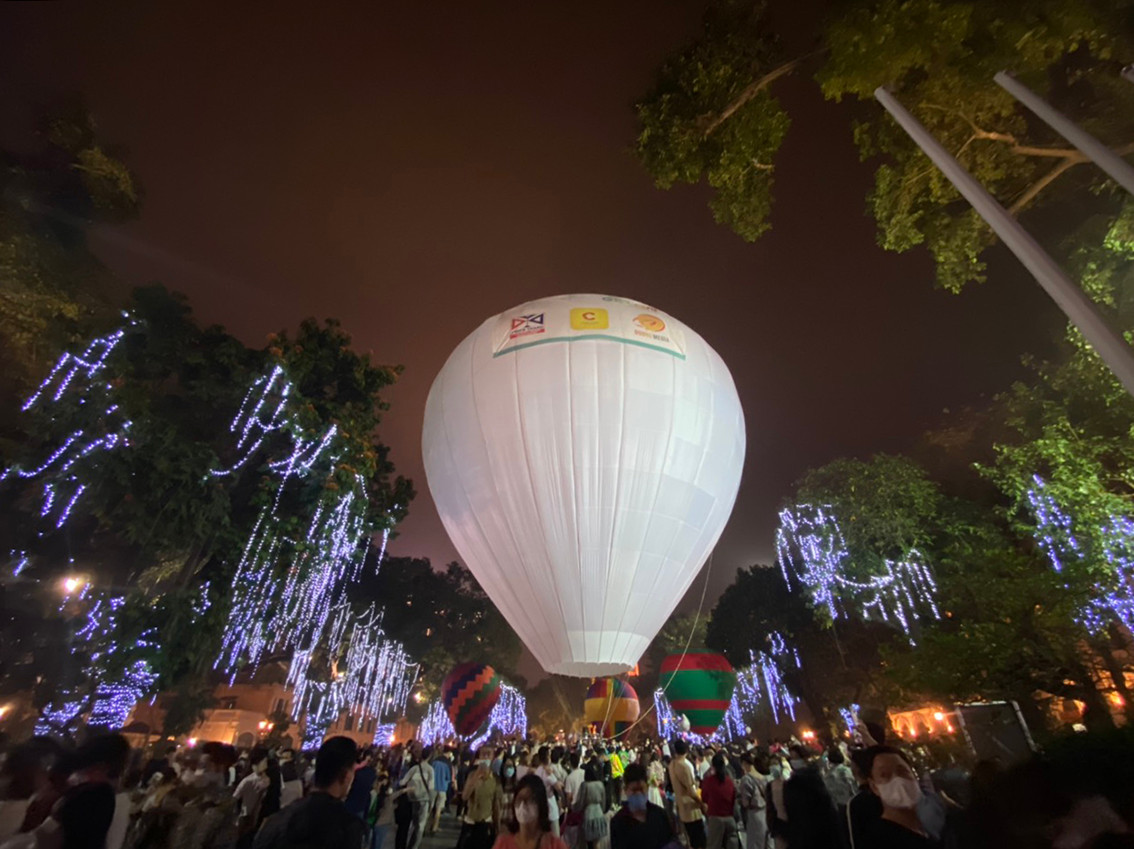 Trong 11 khinh khí cầu bay lên có 10 khinh khí cầu cấp 1 (cao 10 mét) và 1 khinh khí cầu cấp 7 (cao 22 mét).