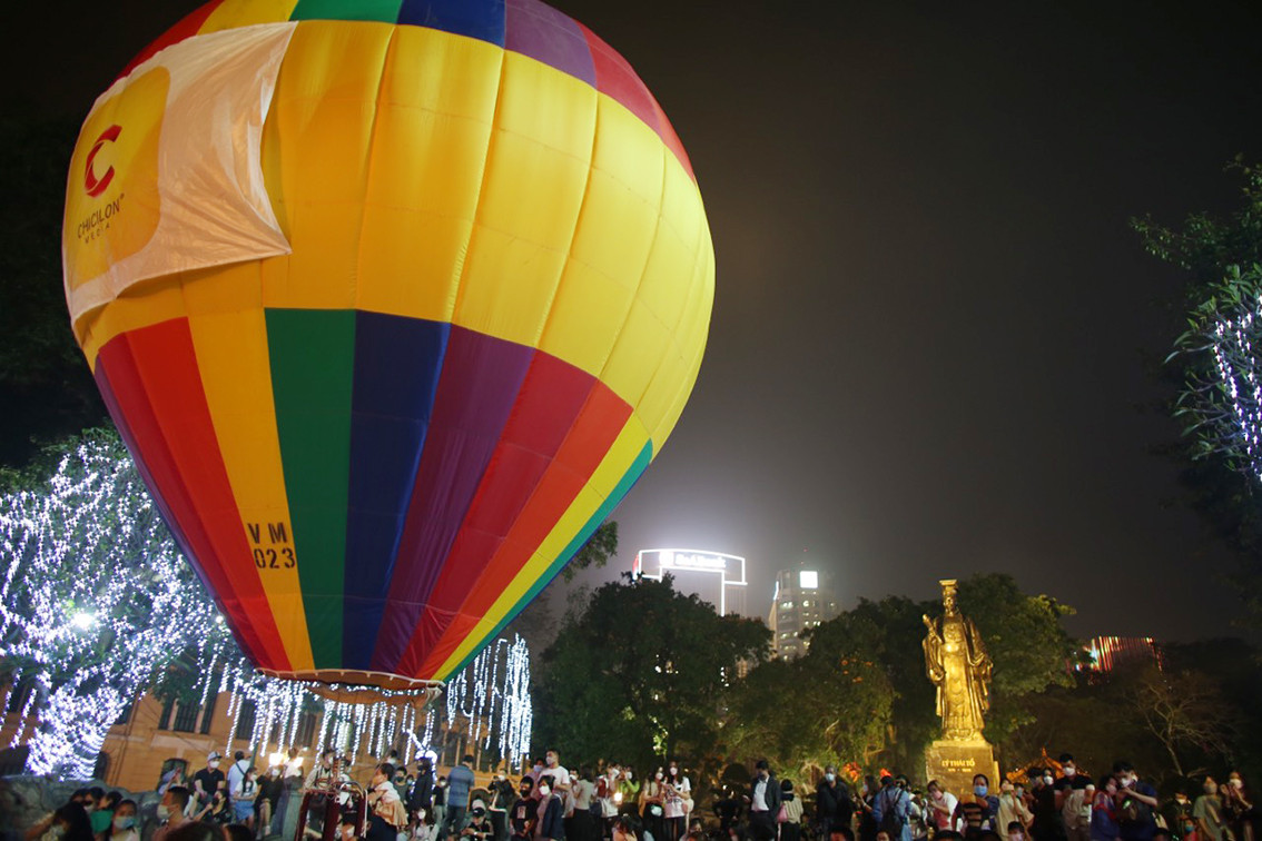 Nguoi dan chen chan trai nghiem khinh khi cau bay len giua pho di bo