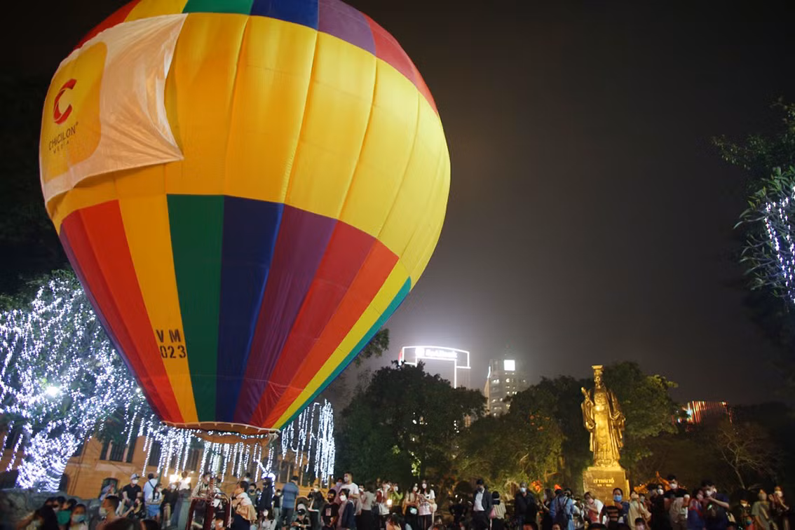 Nguoi dan chen chan trai nghiem khinh khi cau bay len giua pho di bo
