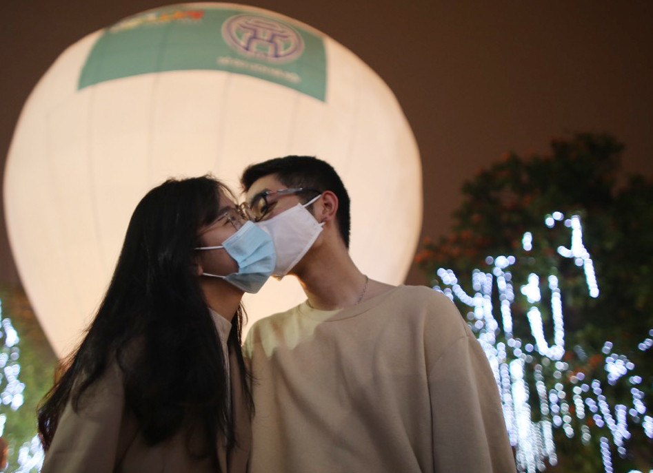 Các bạn trẻ thỏa sức tạo dáng bên những khinh khí cầu rực rỡ.