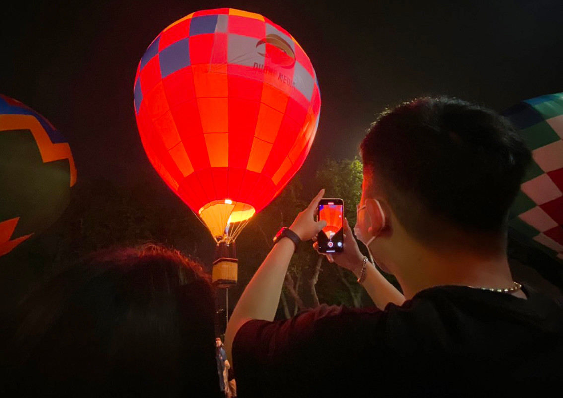 Người dân bất ngờ khi được chứng kiến những khinh khí cầu "bằng xương, bằng thịt" ngay giữa lòng Hà Nội.