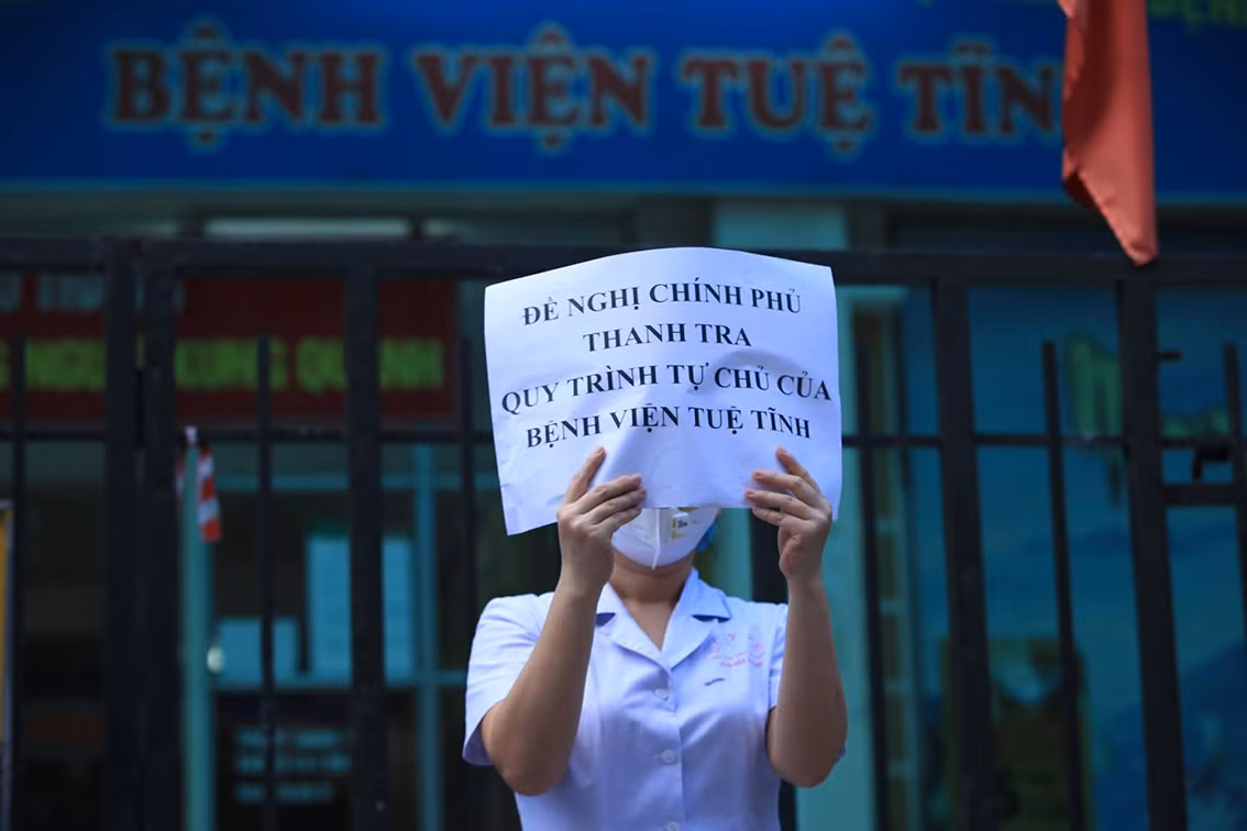 Cách đây 2 tháng, các bác sĩ của bệnh viện này đã phải làm việc tương tự nhưng được lãnh đạo Bệnh viện Tuệ Tĩnh "hứa hẹn" giải quyết nên đã chờ đợi.