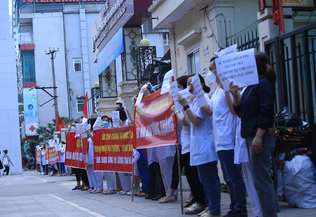 Tuy nhiên thông tin này đã khiến các nhân viên y tế càng bức xúc hơn bởi 154 cán bộ, nhân viên y tế tại Bệnh viện vẫn đang thuộc biên chế của Học viện.