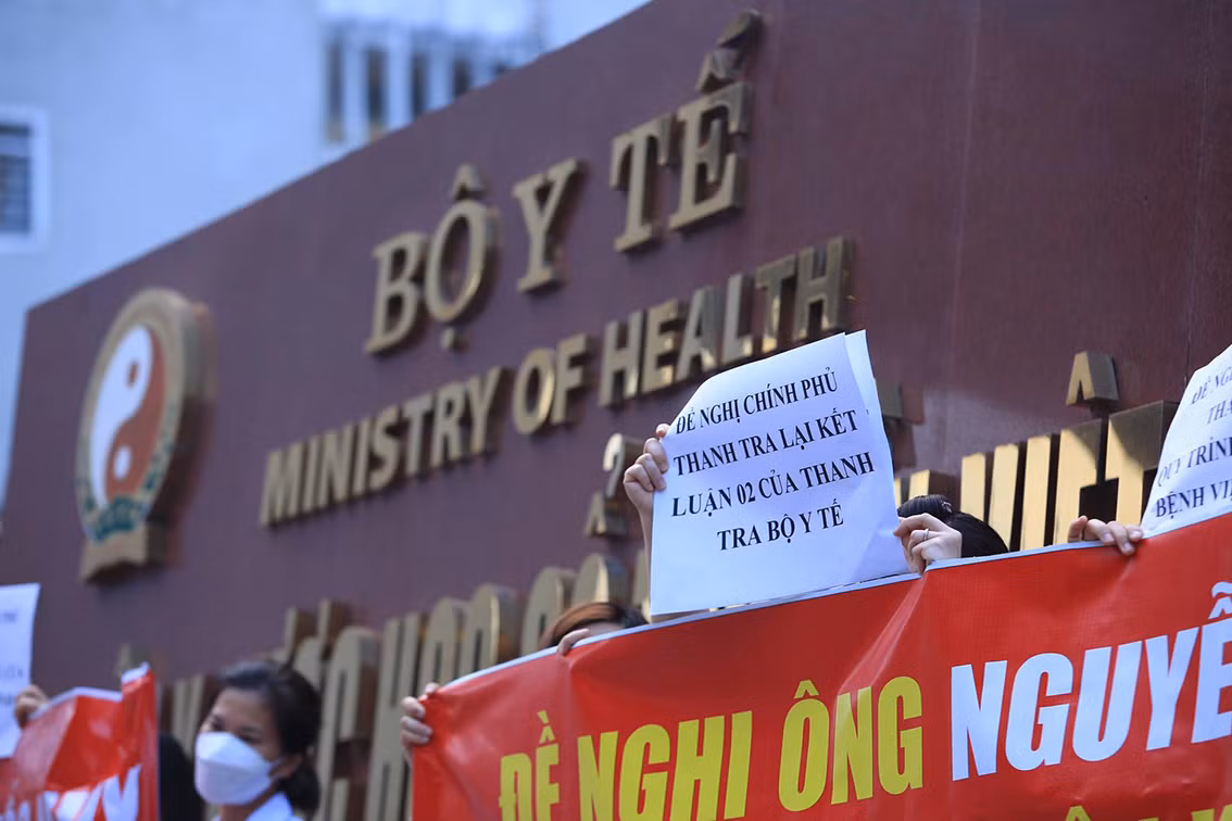 Tuy nhiên, cho đến thời điểm hiện tại ngoài việc báo cáo vụ việc lên Bộ Y tế thì phía Học viện Y - Dược học cổ truyền Việt Nam vẫn chưa có động thái gì để hỗ trợ bác sĩ, cán bộ của Bệnh viện Tuệ Tĩnh.