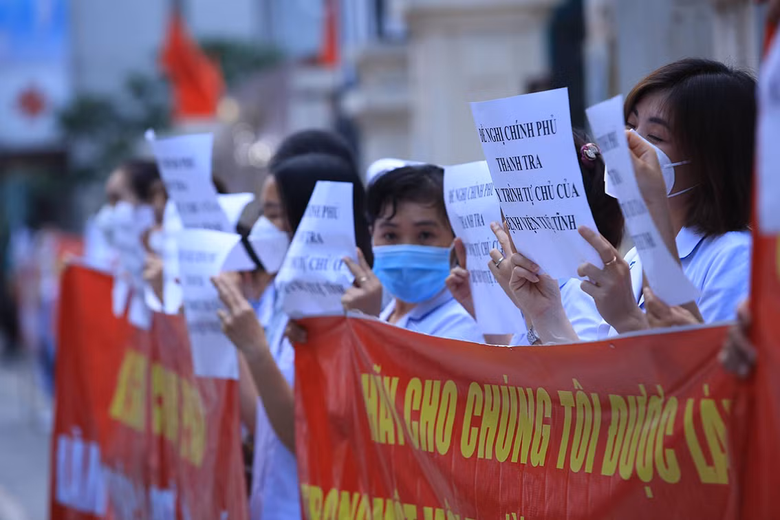 Cách đây 2 tháng, các bác sĩ đã phải xuống đường cầu cứu. Tuy nhiên, trong 2 tháng qua, phía học viện thì vẫn nhận lương đều, còn người lao động tại Bệnh viện thì vẫn không thấy lương.